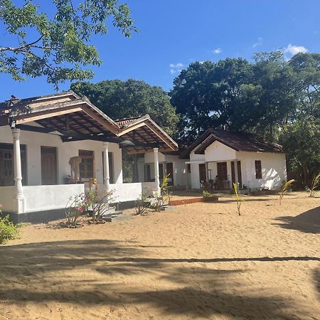 Albergue Coconut Hill Arugam Bay Exterior foto